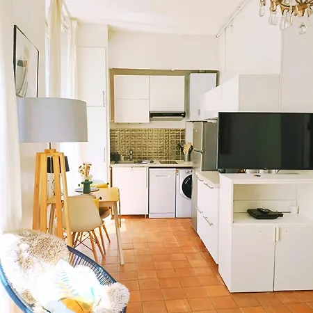 Charming 1 Bedroom In Upper Marais * Parijs